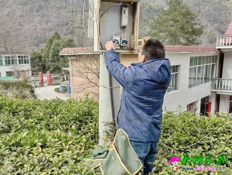 王景明：农村党员办实事 维修路灯暖人心